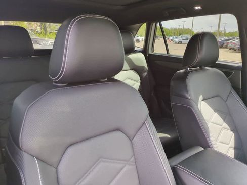 Used 2024 Volkswagen Atlas Cross Sport SE w/ Panoramic Sunroof Package image 7