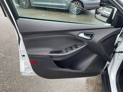 Used 2014 Ford Focus SE w/ SE Sport Package image 18