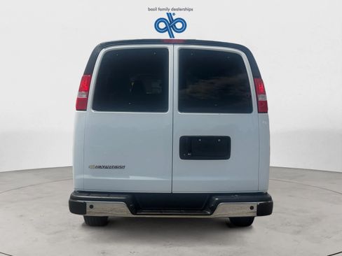 Used 2025 Chevrolet Express 3500 LT w/ LT Preferred Equipment Group RWD image 5