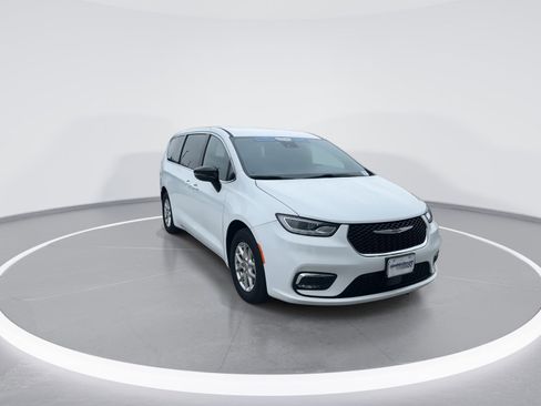 Used 2025 Chrysler Pacifica Select FWD image 2
