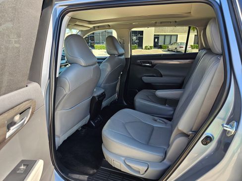 Used 2023 Toyota Highlander Platinum image 20