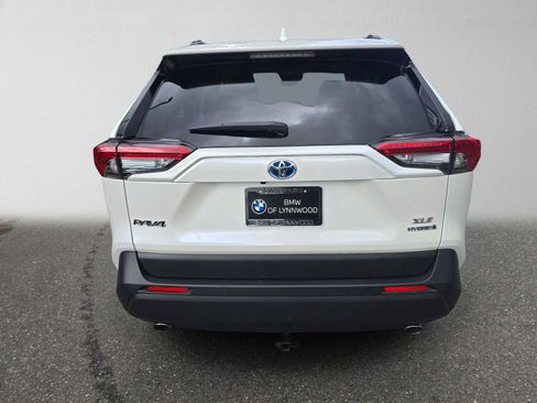 Used 2021 Toyota RAV4 XLE Premium AWD/4WD image 4