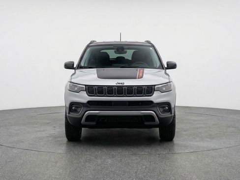 Used 2025 Jeep Compass Trailhawk image 2