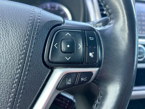 Used 2019 Toyota Highlander XLE FWD image 17