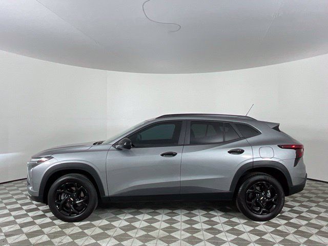 Used 2025 Chevrolet Trax LT FWD image 8