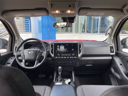 Used 2025 Nissan Frontier SV AWD/4WD image 16