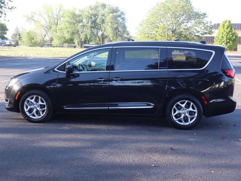 Used 2019 Chrysler Pacifica Touring-L Plus w/ Tire & Wheel Group FWD image 9