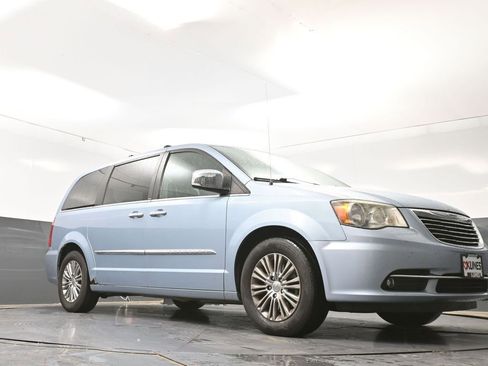Used 2013 Chrysler Town & Country Touring-L w/ Driver Convenience Group FWD image 25