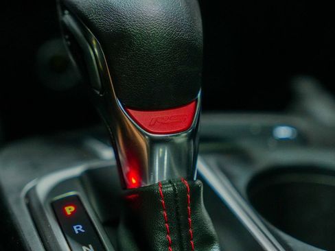 Used 2025 Chevrolet Trax RS w/ Sunroof Package FWD image 17