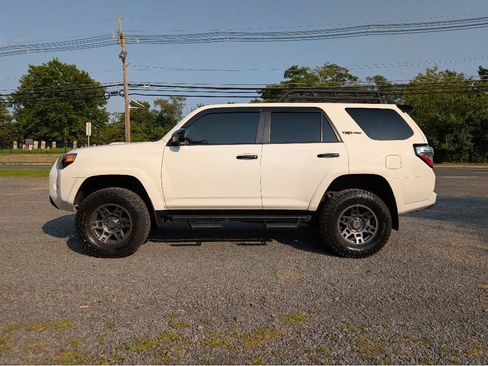 Used 2020 Toyota 4Runner Venture w/ Moonroof Package AWD/4WD image 9
