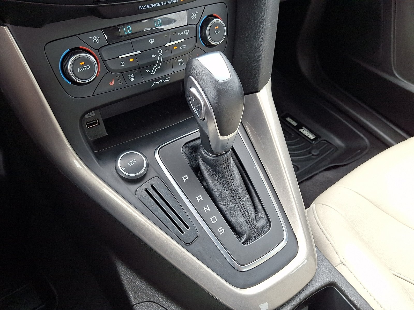 Used 2016 Ford Focus Titanium FWD image 15