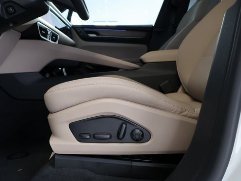 Used 2025 Porsche Macan 4S Electric image 34