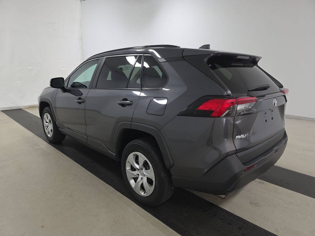 Used 2020 Toyota RAV4 LE AWD/4WD image 5