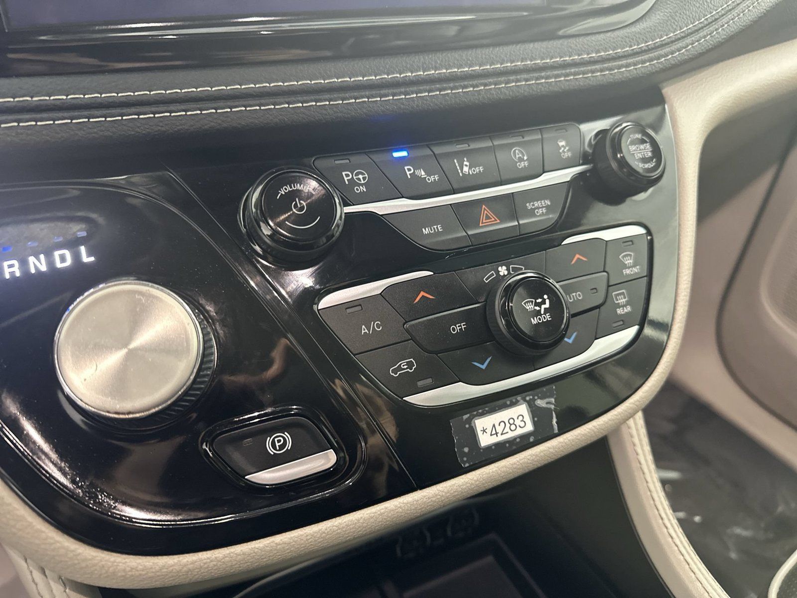 Used 2022 Chrysler Pacifica Limited FWD image 17