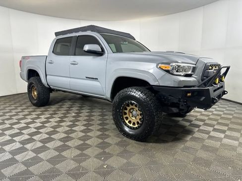 Used 2018 Toyota Tacoma TRD Sport image 21