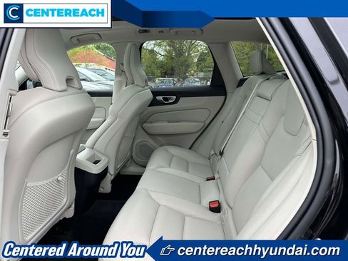 Used 2021 Volvo XC60 T5 Momentum AWD/4WD image 9