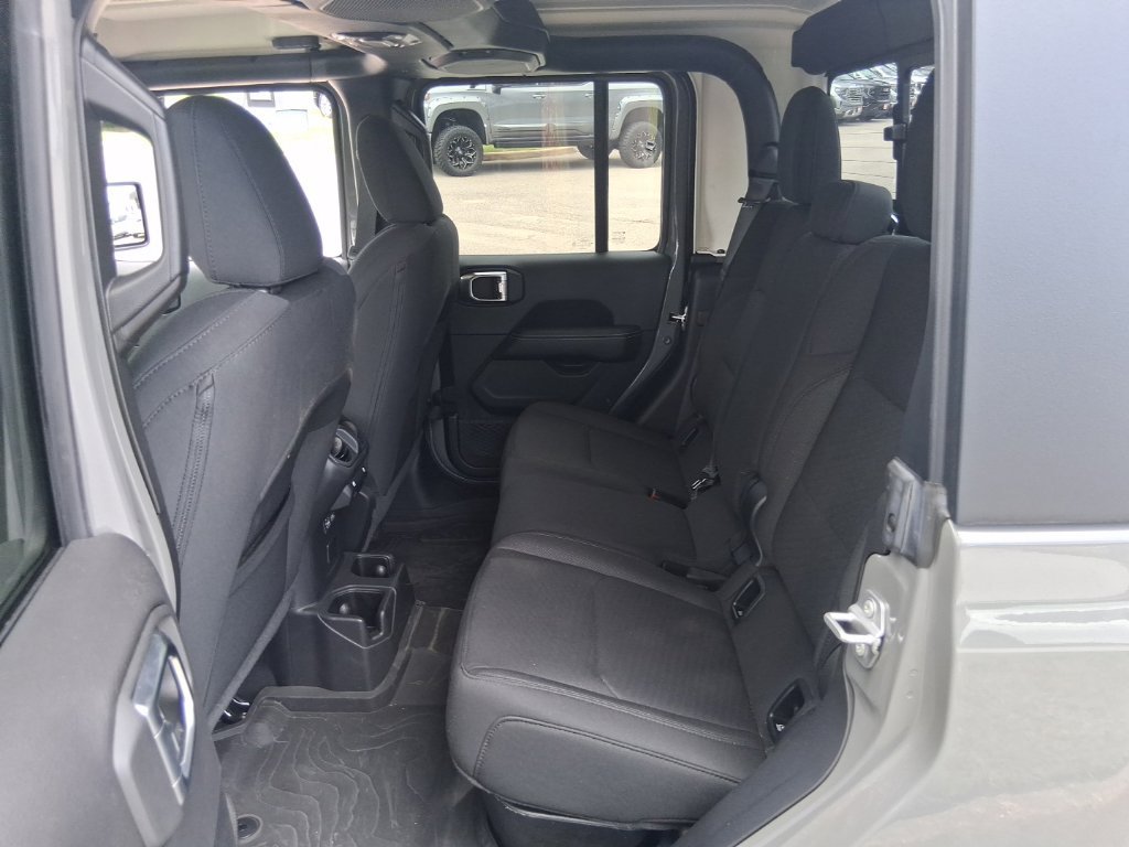 Used 2022 Jeep Gladiator Overland AWD/4WD image 16