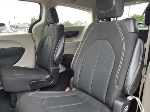 Used 2022 Chrysler Voyager LX FWD image 11