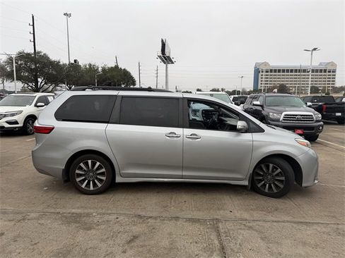 Used 2019 Toyota Sienna Limited image 4