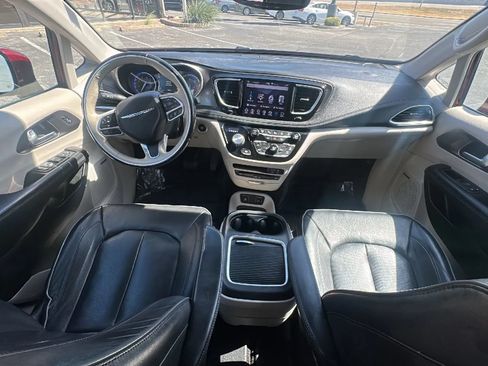 Used 2018 Chrysler Pacifica Limited w/ Tire & Wheel Group FWD image 15