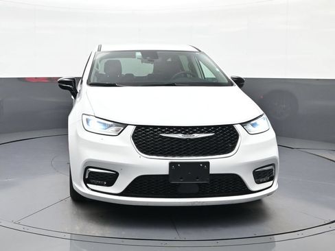 Used 2024 Chrysler Pacifica Touring-L FWD image 2