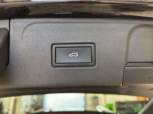 Used 2022 Volkswagen Atlas SEL Premium image 34