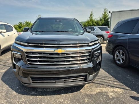 Used 2024 Chevrolet Traverse LT AWD/4WD image 2