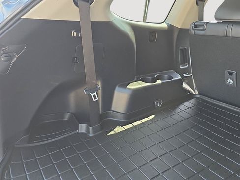 Used 2021 Toyota Highlander XLE AWD/4WD image 28