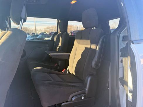 Used 2016 Dodge Grand Caravan SE image 3