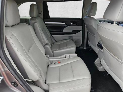 Used 2017 Toyota Highlander XLE AWD/4WD image 26