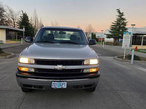 Used 2001 Chevrolet Silverado 1500 4x4 Regular Cab w/ Firm Ride Suspension Pkg image 2