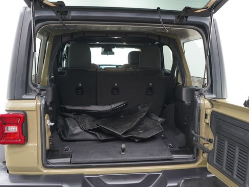 Used 2025 Jeep Wrangler Willys AWD/4WD image 16