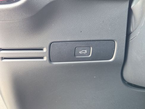 Used 2025 Volvo XC40 B5 Plus image 33