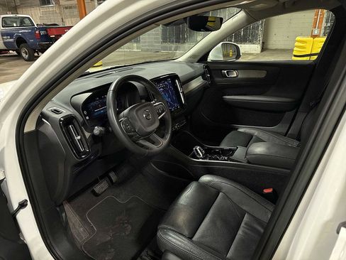 Used 2023 Volvo XC40 B5 Plus image 30