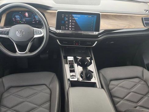 Used 2025 Volkswagen Atlas SE image 16