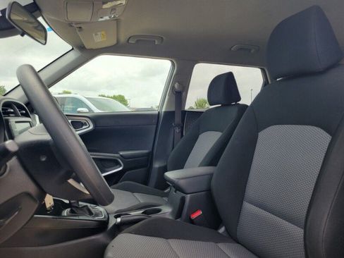 Used 2023 Kia Soul LX w/ LX Technology Package FWD image 10