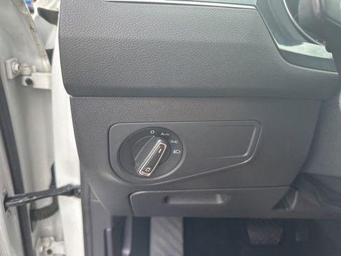Used 2020 Volkswagen Tiguan SE FWD image 28