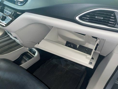 Used 2019 Chrysler Pacifica Touring-L image 17