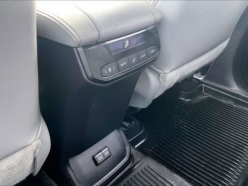 Used 2023 Toyota Highlander XLE image 12