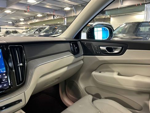 Certified 2024 Volvo XC60 T8 Ultimate w/ Protection Package Premier image 25