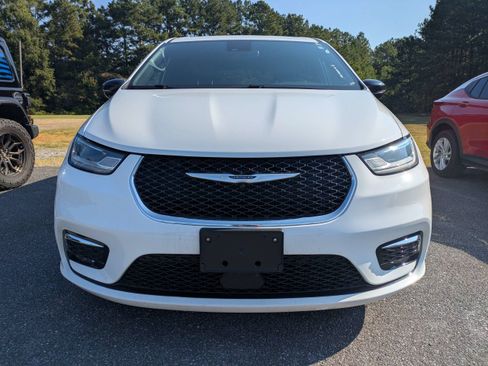 Used 2025 Chrysler Pacifica Select FWD image 3