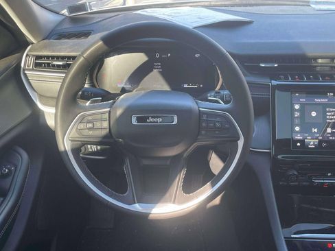 Used 2023 Jeep Grand Cherokee Laredo image 14