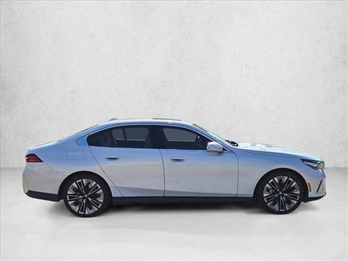 Used 2024 BMW 530i w/ Convenience Package RWD image 4