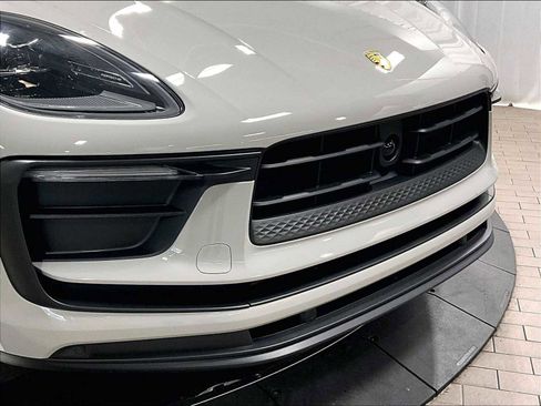 Used 2025 Porsche Macan image 33