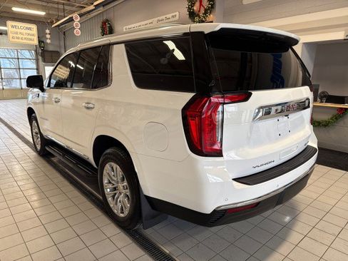 Used 2024 GMC Yukon SLT w/ SLT Luxury Package image 5