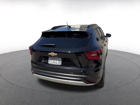 Used 2025 Chevrolet Trax LT FWD image 13