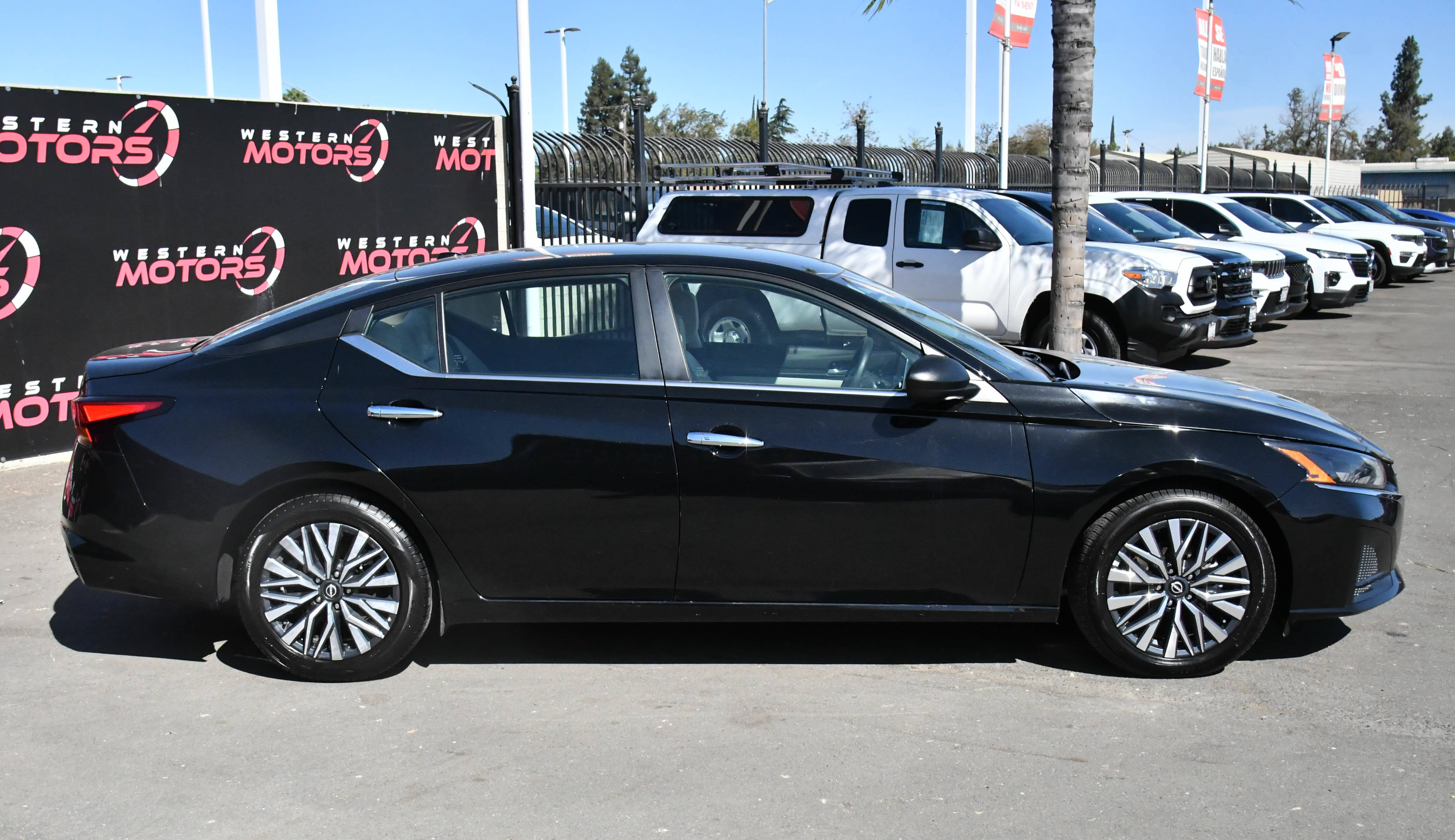 Used 2025 Nissan Altima 2.5 SV FWD image 9