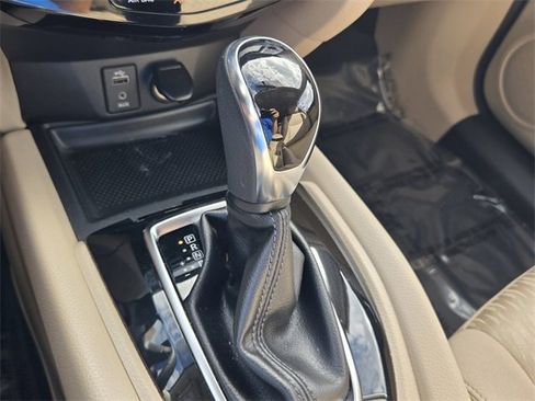 Used 2017 Nissan Rogue SV w/ SV Premium Package image 17