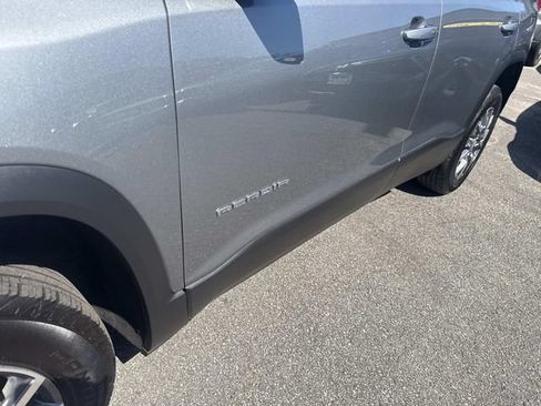Used 2023 GMC Acadia SLT AWD/4WD image 16
