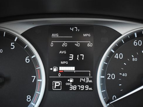 Used 2018 Nissan Kicks S image 7